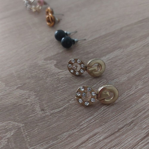 Set of four pairs of earrings like new, black and gold