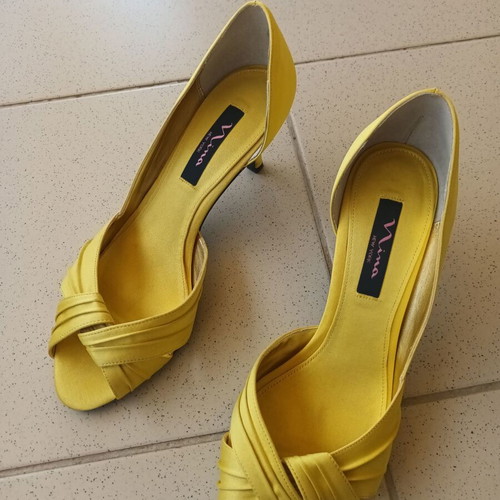 Vintage yellow satin pumps size 40