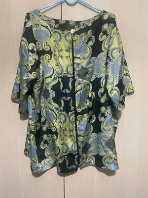 Zoya cardigan like new with unique print, size S