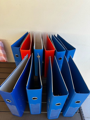Binders like new, pack of 25, assorted colors