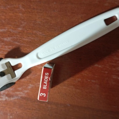 Shaving razor for legs with three blades and spare, like new