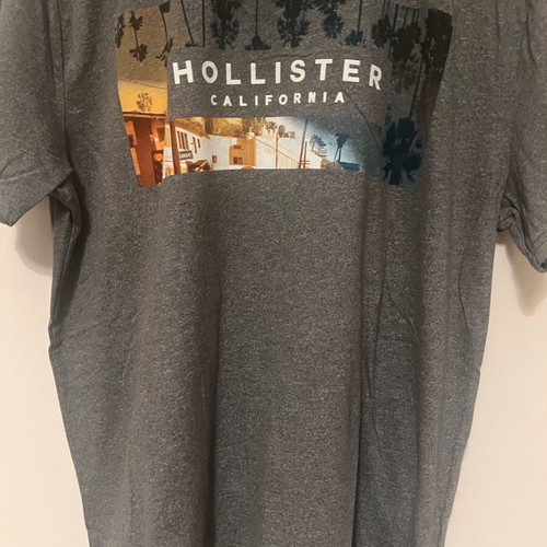 Hollister T shirt black like new, large with slim fit