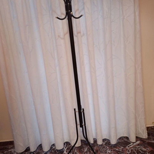 Black floor coat rack used, 1.77 m height, metal frame
