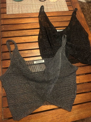 Two cropped tank tops like new, black and silver