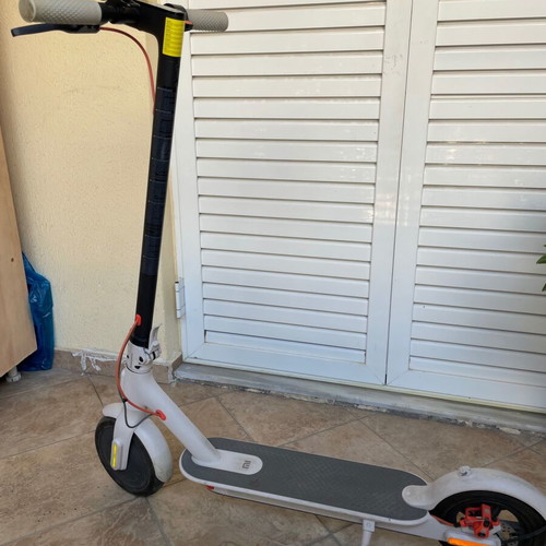 Mi Electric Scooter 3 like new with charger