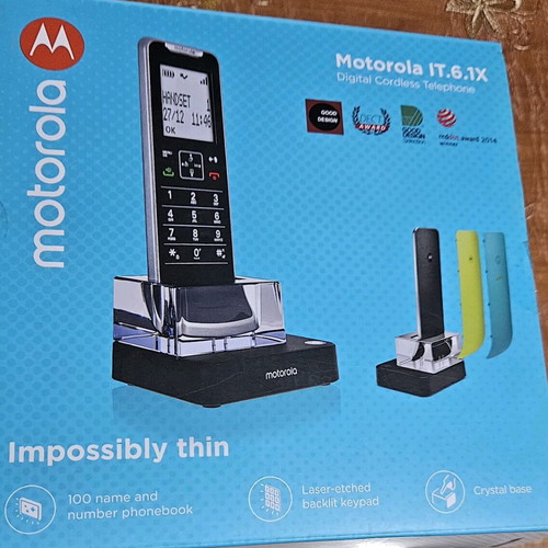 Motorola phone like new with mirror base and three covers