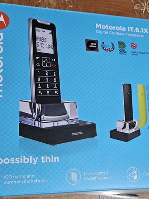 Motorola phone like new with mirror base and three covers
