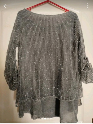 Women's blouse M/L like new with buttoned sleeves