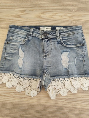 Vintage Y2K Lynne Denim jean shorts with crochet lace trim, like new