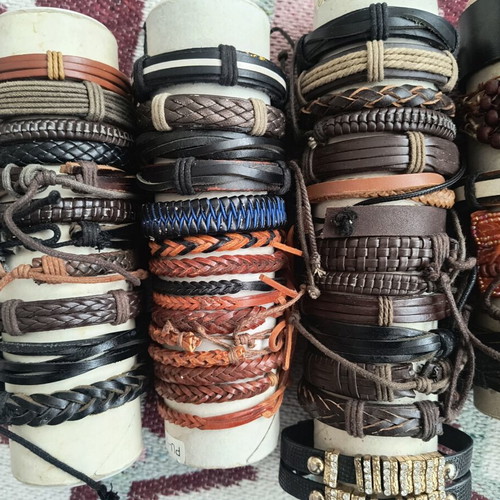 Leather bracelets like new, pack of about 90 pieces
