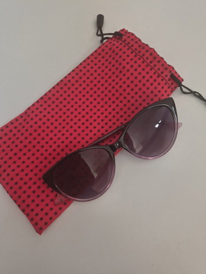 Guess children's sunglasses with pink frame and purple lenses