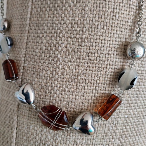 Necklace with silver hearts and honey-colored semi-precious stones new