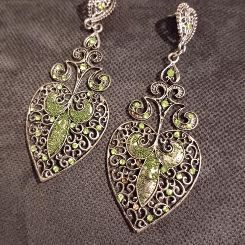 Earrings used with green details, vintage design