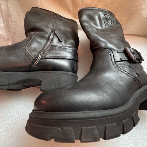 Black leather Twinset Simona Barbieri ankle boots used No 39