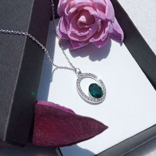 Silver jewelry set with green emerald stone, new