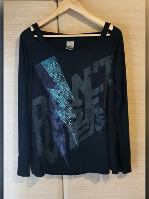 Black t-shirt with unique shoulders like new, size M-L