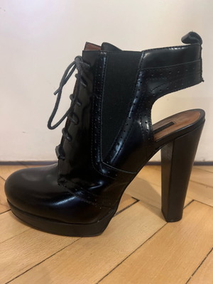 Pinko ankle boots size 39 genuine leather like new black