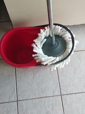 Bucket with professional rotating mop new