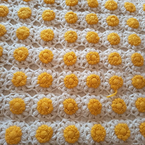Vintage handmade baby blanket with daisy design, like new, 70x150 cm
