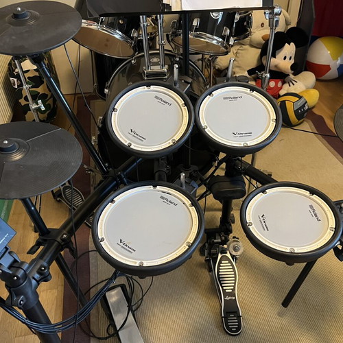 Roland Electronic Drums TD-07 like new with pedal and seat