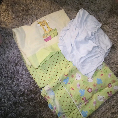 Baby sheets like new, pack of 4, with elastic