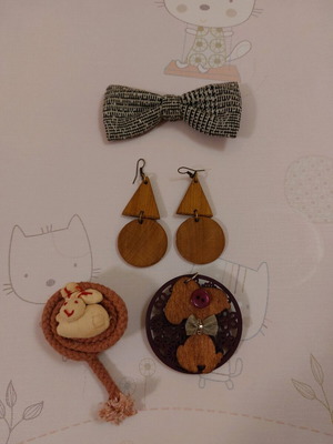 Handmade accessory set like new with earrings and brooches