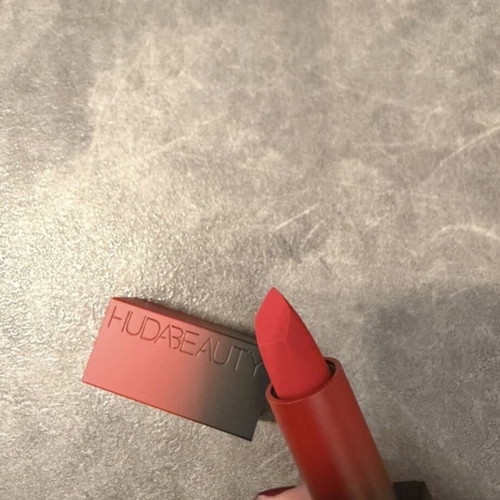 Huda Beauty Lipstick new