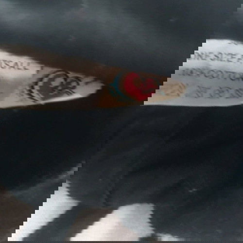 Памучна черна шапка от кадифе леко употребявана