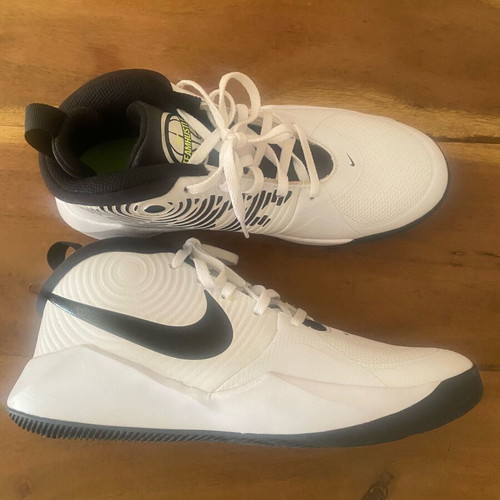 Nike Team Hustle shoes size 38.5 like new, white sports