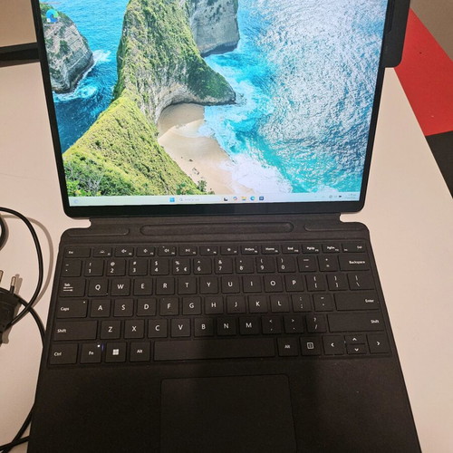 Surface Pro 8 i7 16GB 256GB like new with keyboard, mouse, dock and case