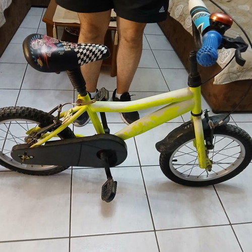 Children's Bicycle used, unisex for ages 6 to 8 with V-Brakes