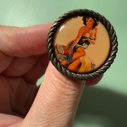 Pin-up girl ring like new, gold and multicolor