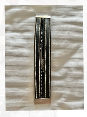 Βραχιόλι τρίσειρο μεταχειρισμένο, μαύρο και ασημί με κούμπωμα μαγνήτη