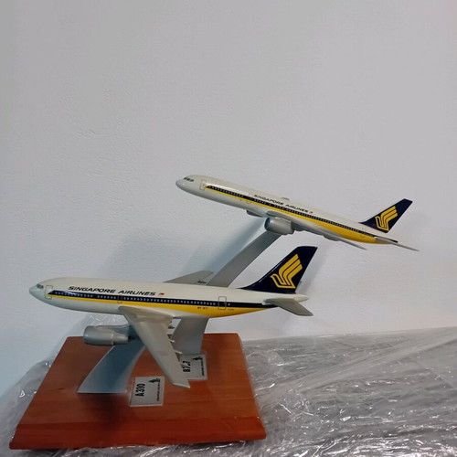 Metal Singapore Airlines airplane models used, set of 2