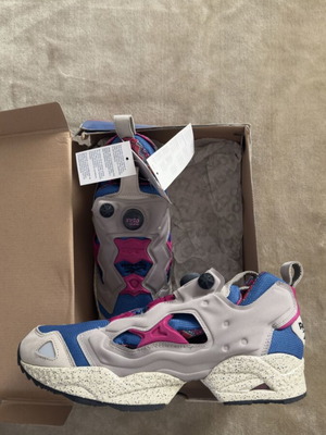Reebok InstaPump Fury OG sneakers σε γκρι, μπλε και φούξια, μέγεθος 44.5