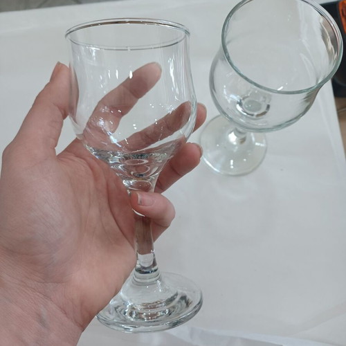 Set of 2 stemmed glasses like new