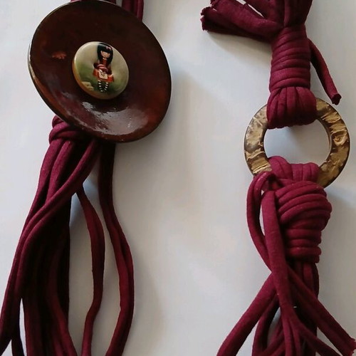 Pendant with coconut buttons like new, burgundy