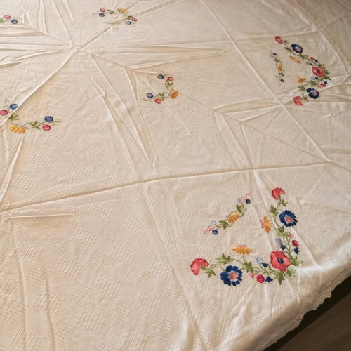 Handmade embroidered round tablecloth 160cm new