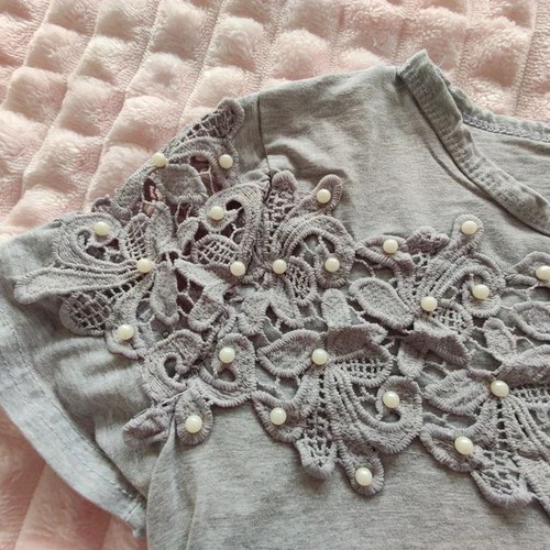 Gray blouse with embossed flowers and pearls like new, size S