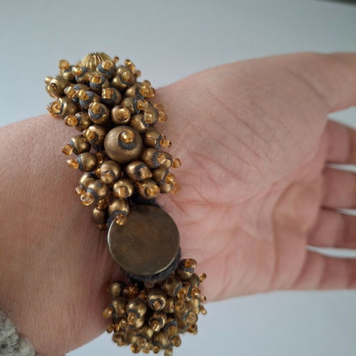 Women's bracelet used with bronze details and velvet fabric