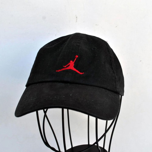Jordan black baseball cap with embroidered logo used, adjustable