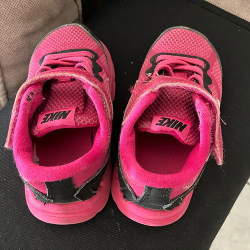 Nike n22 Kids Shoes like new fuchsia and black