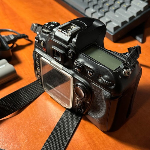 Nikon D200 used with 2 EN-EL3e batteries and MB-D200 grip