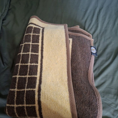 Blanket like new for single or semi-double bed