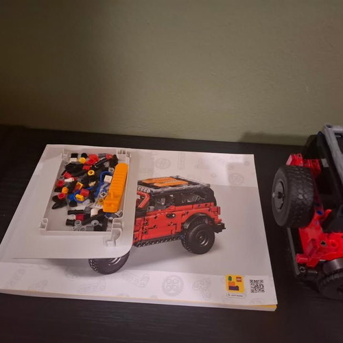 Lego Technic Ford Bronco like new, 943 pieces for ages 9+