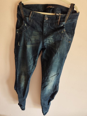 Attrattivo dark blue jeans XL, new with decorative seams