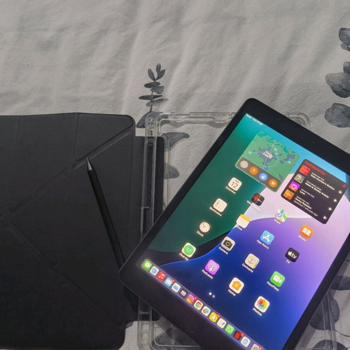 Apple iPad 7th Gen 32GB Wi-Fi with case and stylus
