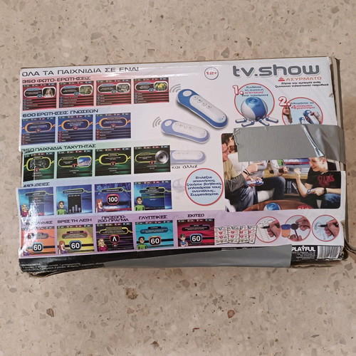 TV SHOW electronic board game like new with 4 wireless controllers