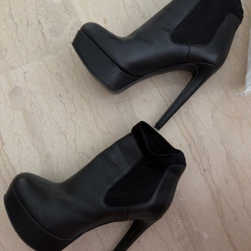 Steve Madden black boots like new, size 38