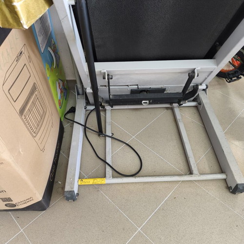 Strength Treadmill like new with 3 HP motor and 4 automatic programs